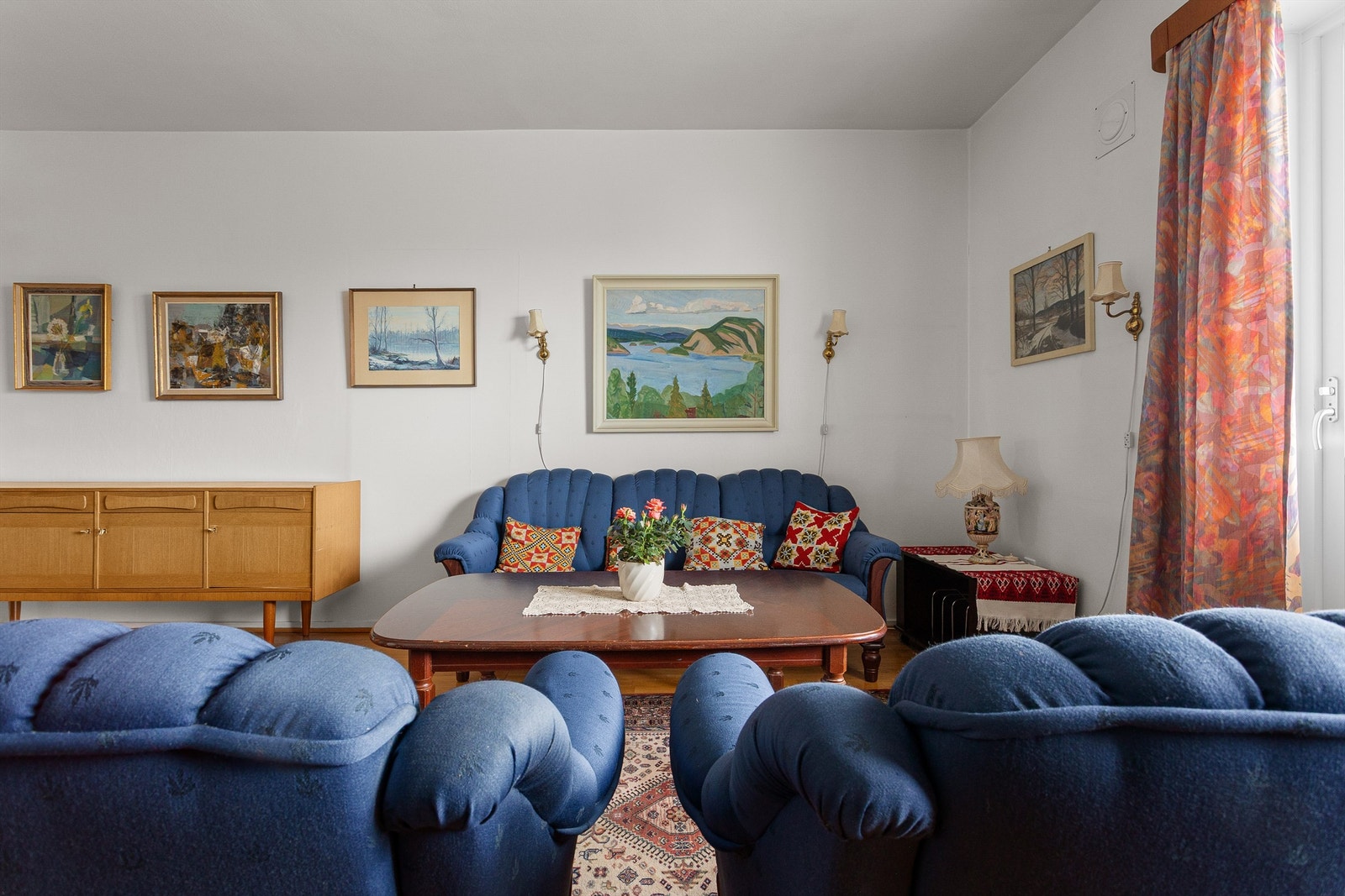 Her er det god plass til sofagruppe og øvrig stuemøblement. Galleribilde