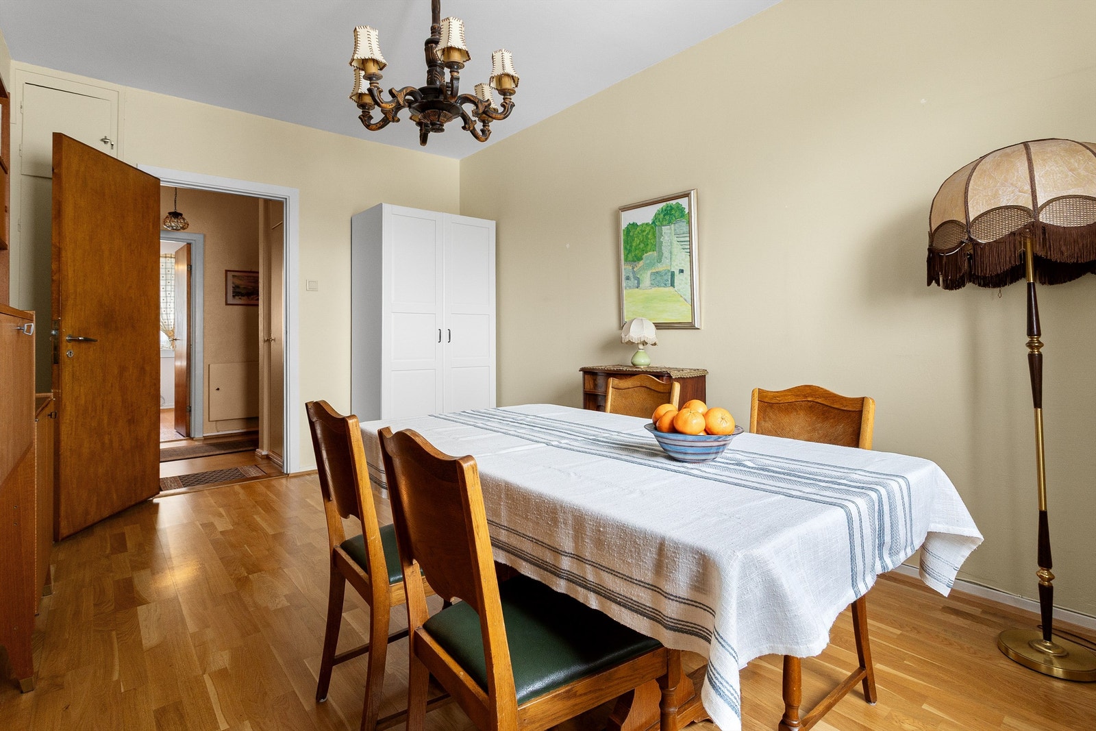 Her er det god plass til både spisebord og tilhørende møblement, alternativt seng med tilhørende innredning dersom man ønsker en annen løsning. Galleribilde