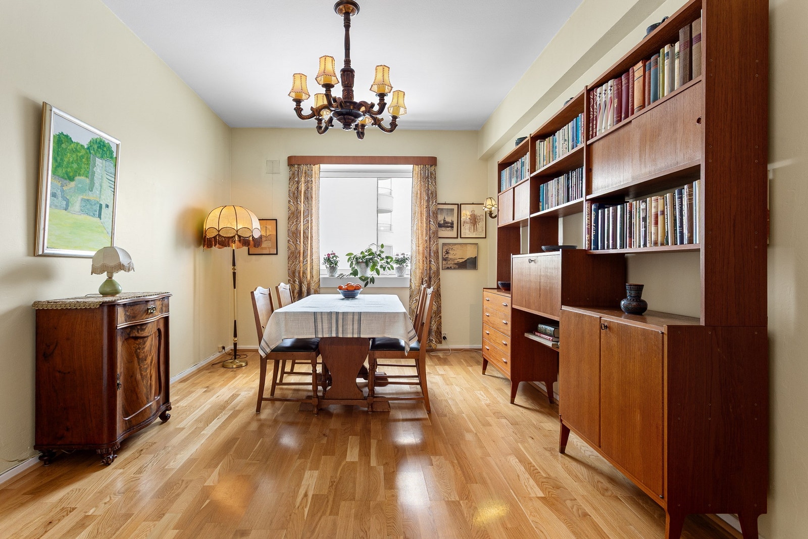 Dette rommet benyttes i dag som spisestue, men kan enkelt tilbakeføres til soverom eller tilpasses annet ønsket bruk. Galleribilde