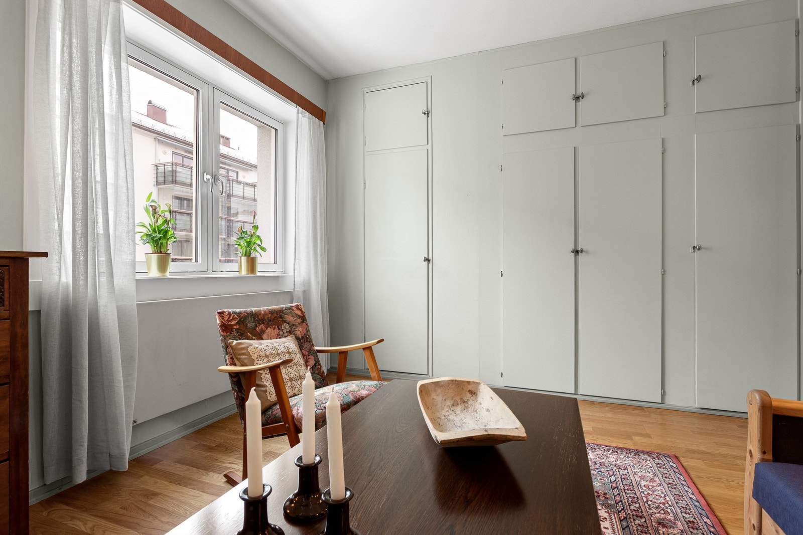 Soverommet er i dag innredet med sittegruppe, men egner seg svært godt som soverom. Galleribilde