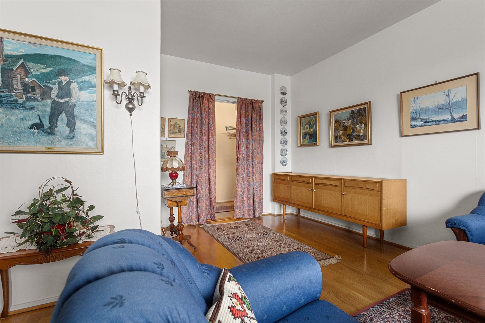 Rommet har parkett på gulv og lyse overflater. Galleribilde