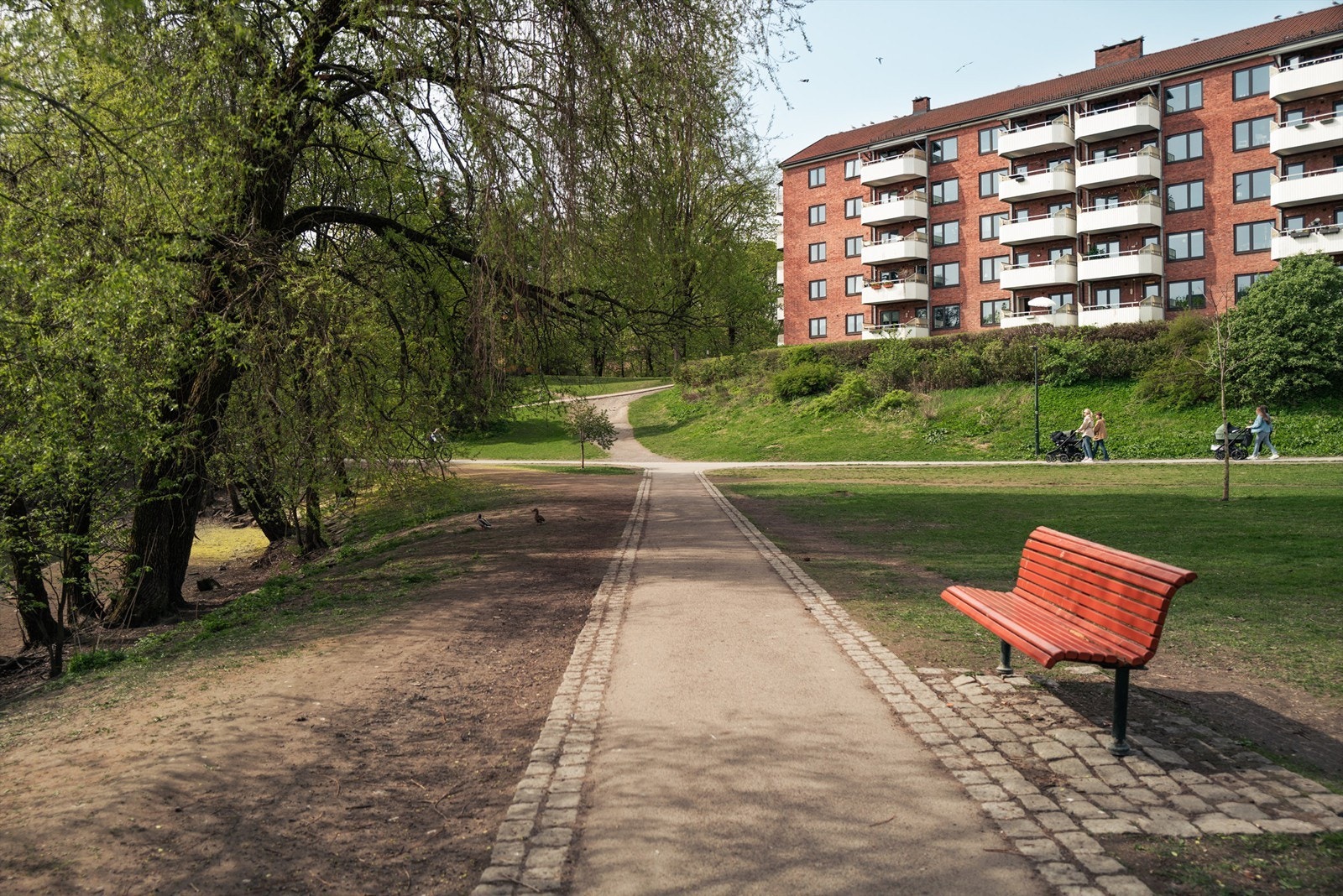Langs Akerselva kan du følge idylliske turstier fra Maridalsvannet i nord og helt ned til sentrum gjennom Grünerløkka. Galleribilde