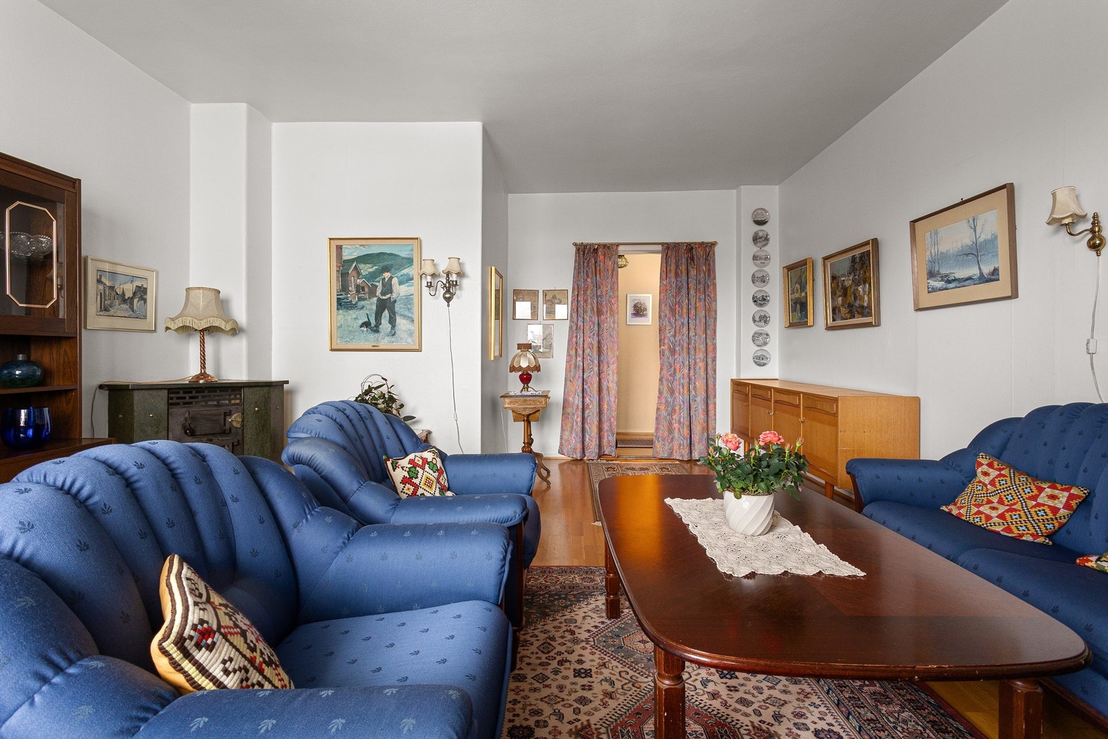 I bakgrunnen skimtes den originale vedkaminen som gir en god karakter til rommet. Galleribilde