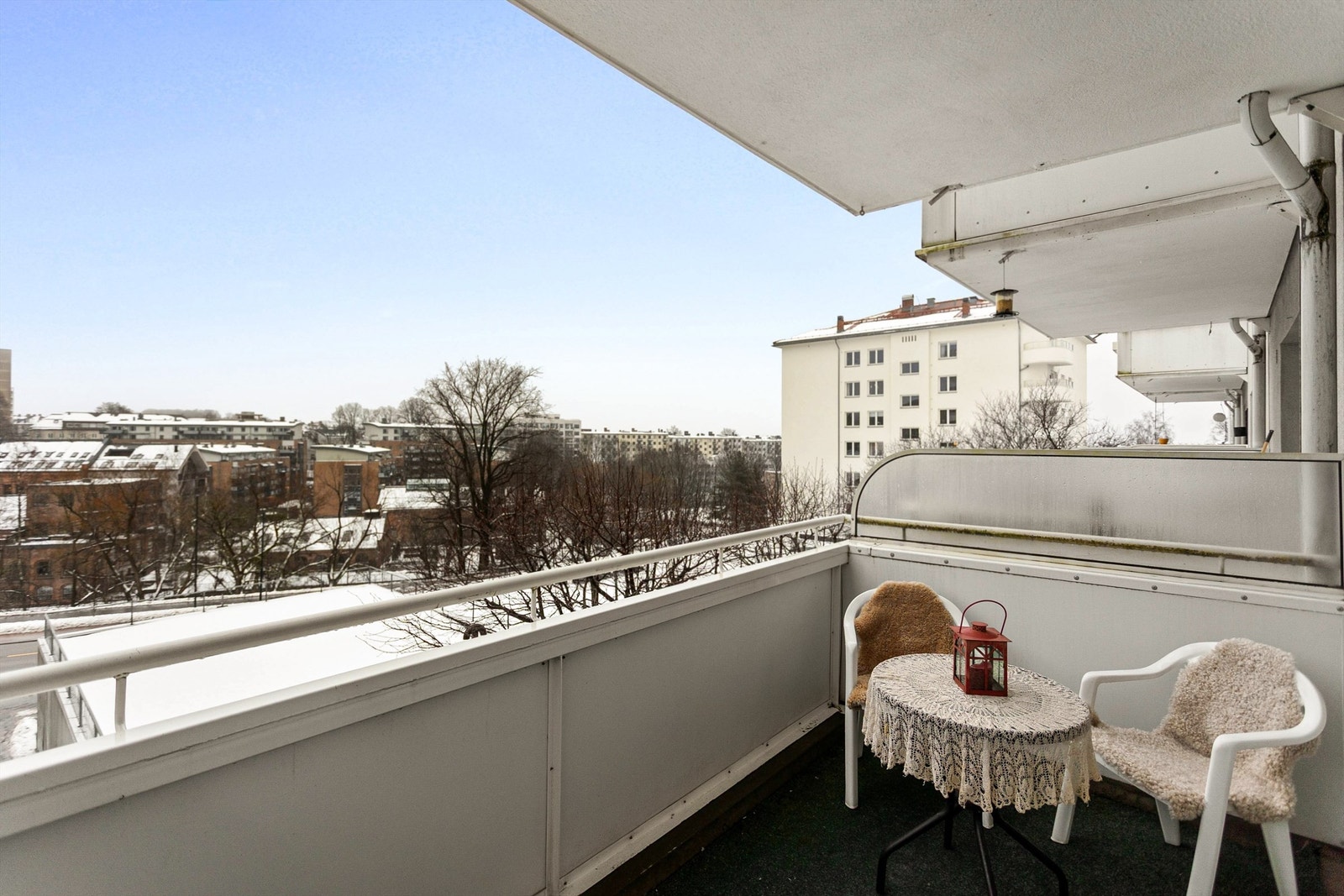 Sydøstvendt balkong med fin utsikt og lite innsyn. Galleribilde