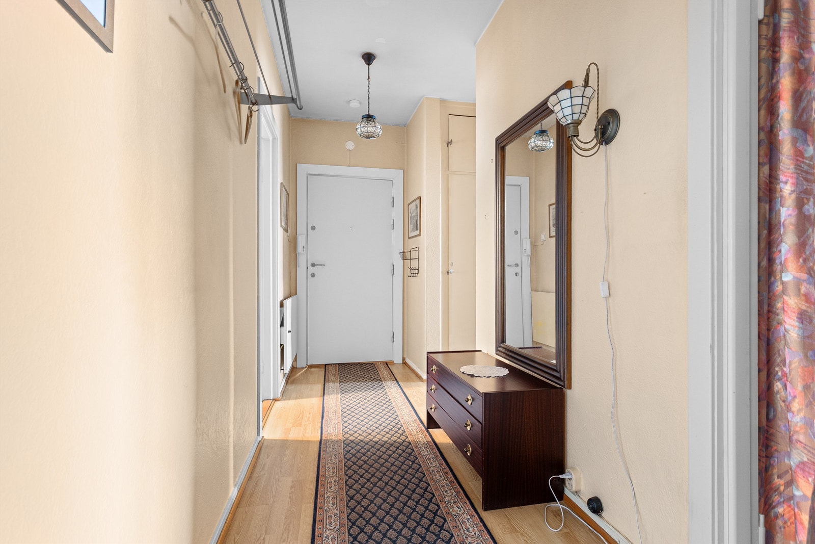 Velkommen inn! Leiligheten har en romslig entré med adkomst til alle rom. Galleribilde