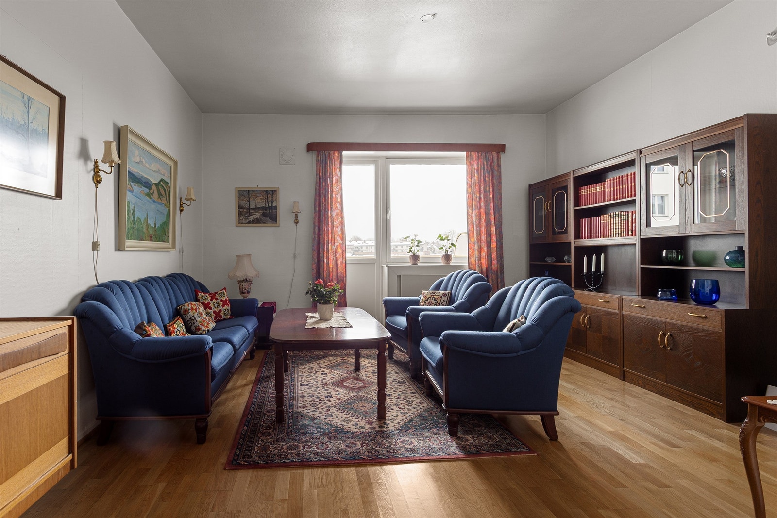 Velkommen inn til boligens primære oppholdsrom. Stuen fremstår lys, luftig og romslig med en takhøyde på 2,66 meter. Galleribilde