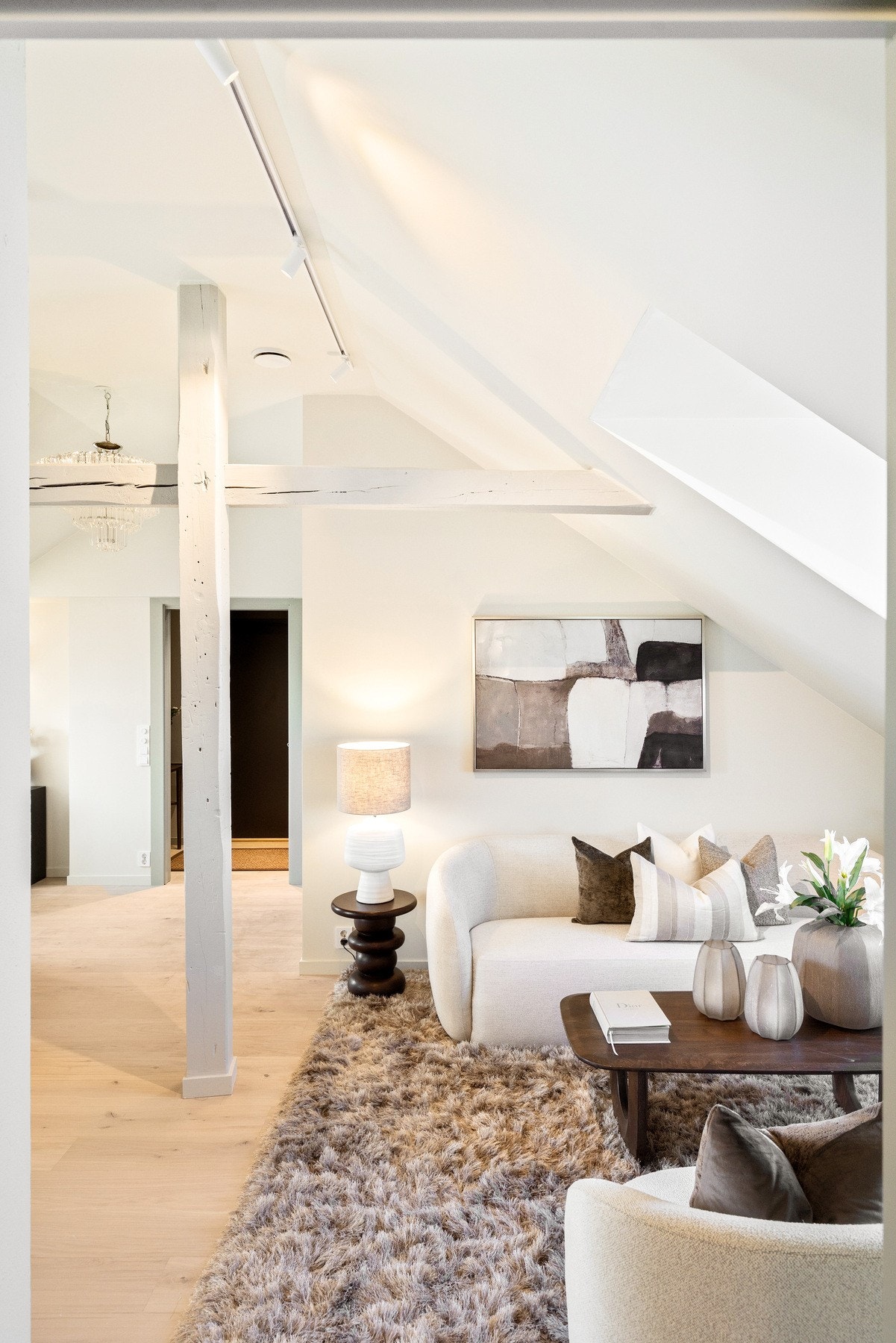 Generøs takhøyde og store vindusflater som slipper inn rikelig med naturlig lys. Galleribilde