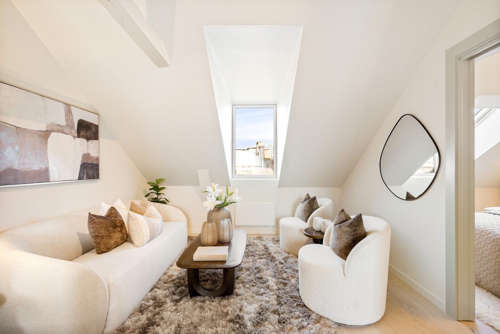 Romslig og luftig stue med plass til stor sofagruppe og tilhørende møblement. Galleribilde