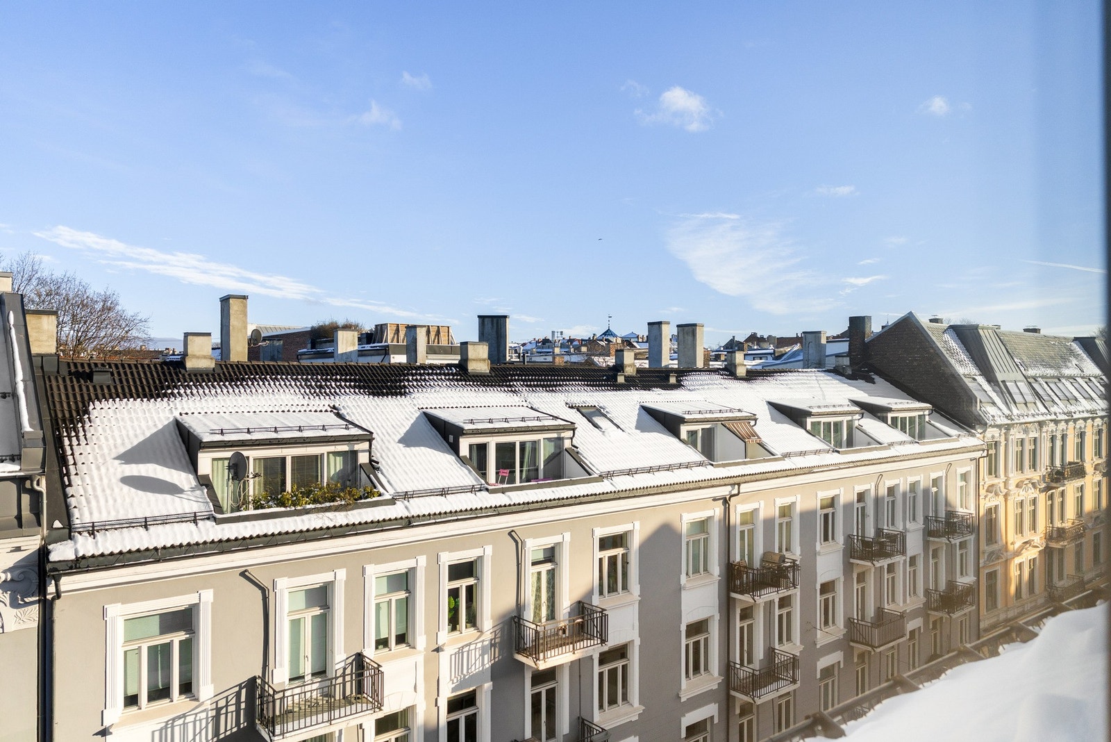 Super beliggenhet, høyt og fritt i øverste etasje. Galleribilde