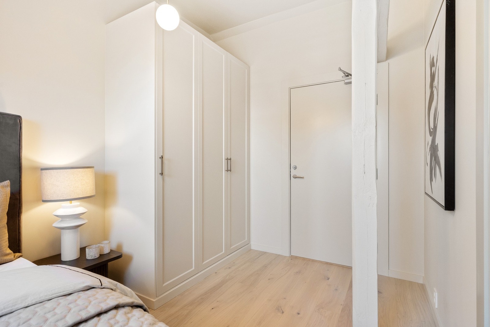 Pent, snekkertilpasset garderobeskap med god oppbevaringsplass. Galleribilde