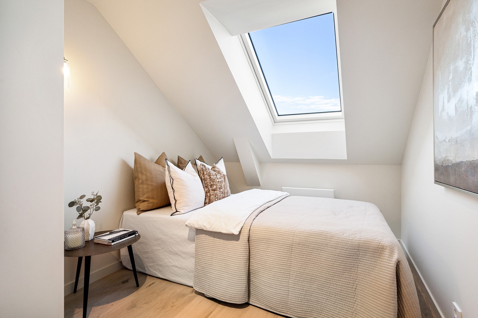 Soverom 2 er av god størrelse, med plass til dobbeltseng og nattbord. Galleribilde