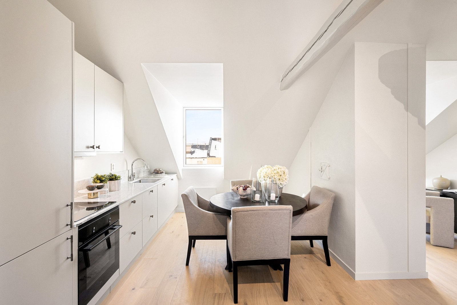 Pent HTH-kjøkken i åpen og sosial løsning. Galleribilde