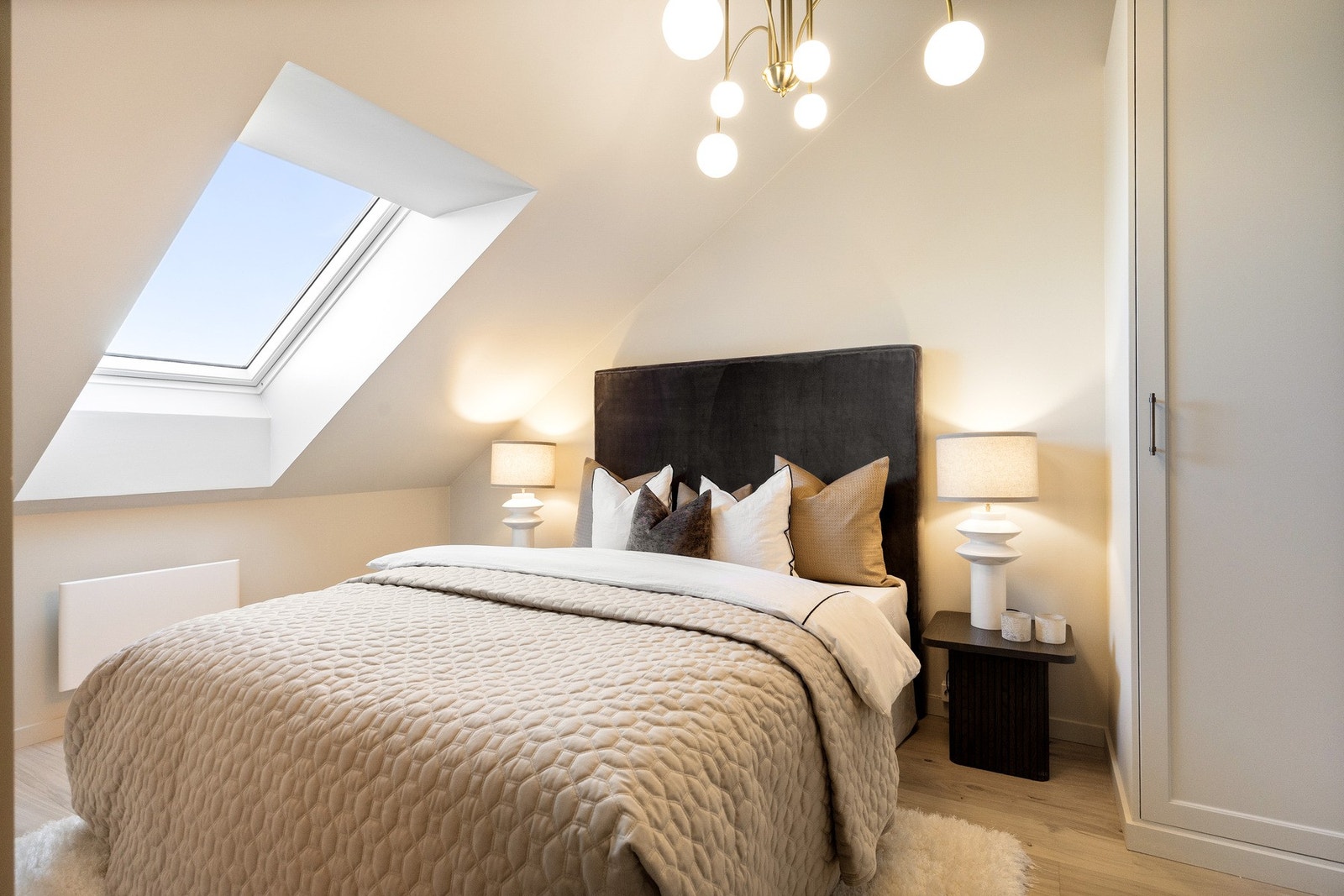 Romslig hovedsoverom med god plass til dobbeltseng, nattbord og garderobe. Galleribilde