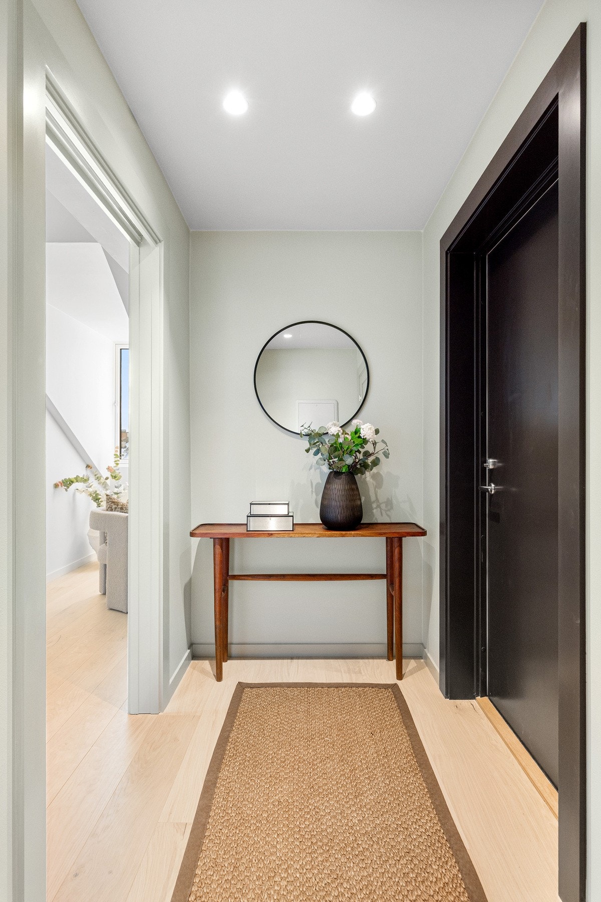 Innbydende entré med god oppbevaringsplass. Galleribilde