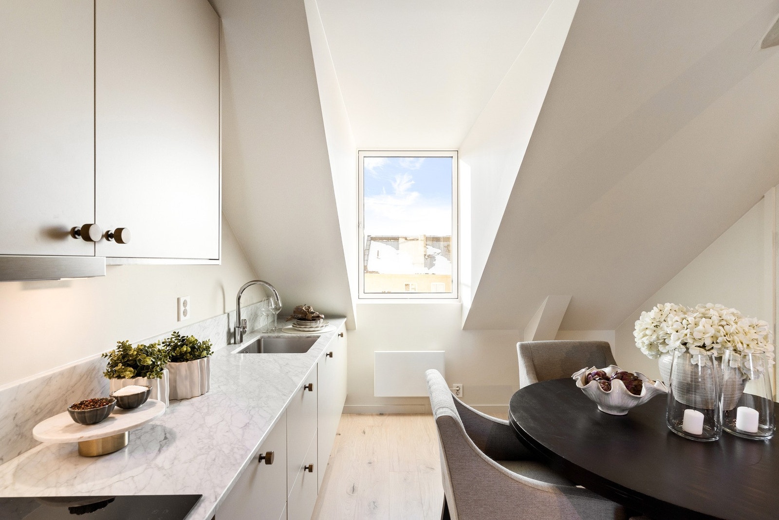 God plass til spisebord i tilknytning til kjøkkenet. Galleribilde