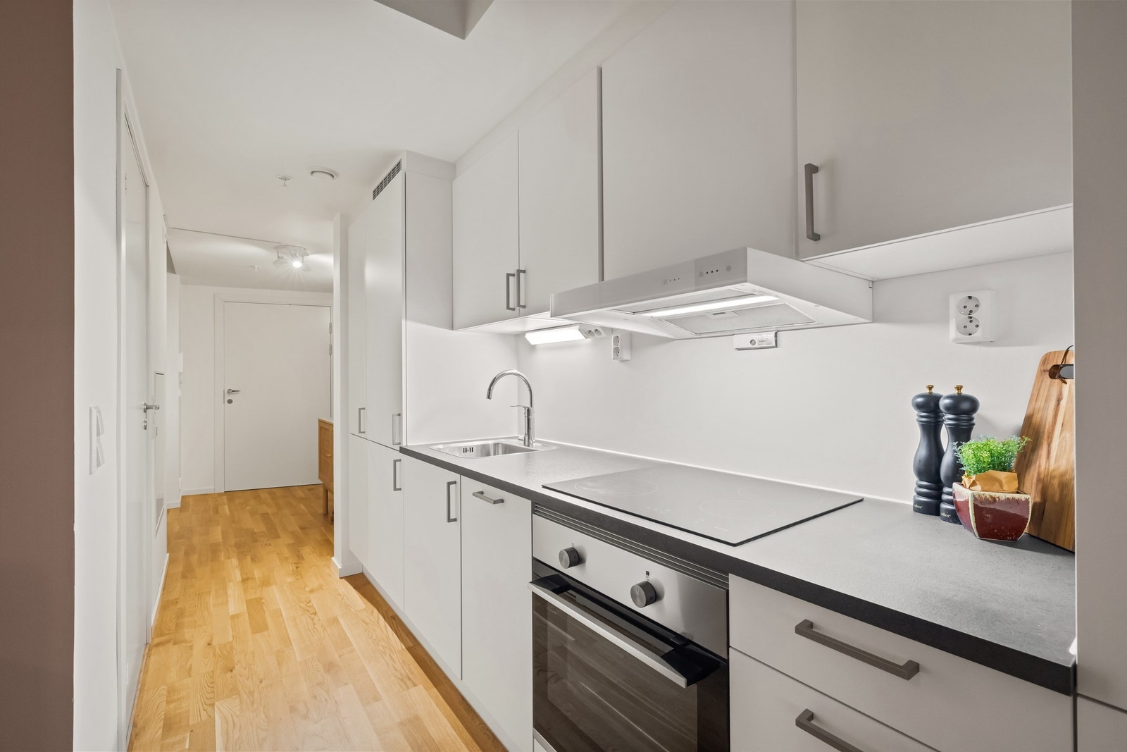 Integrert stekeovn og keramisk platetopp gir et ryddig uttrykk. Galleribilde