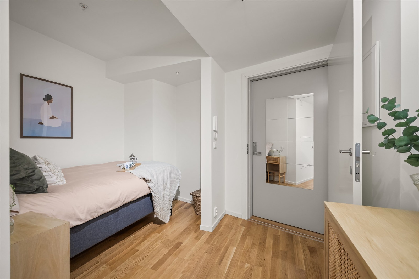 Sovealkoven gir en privat sone med plass til seng og nattbord. Galleribilde