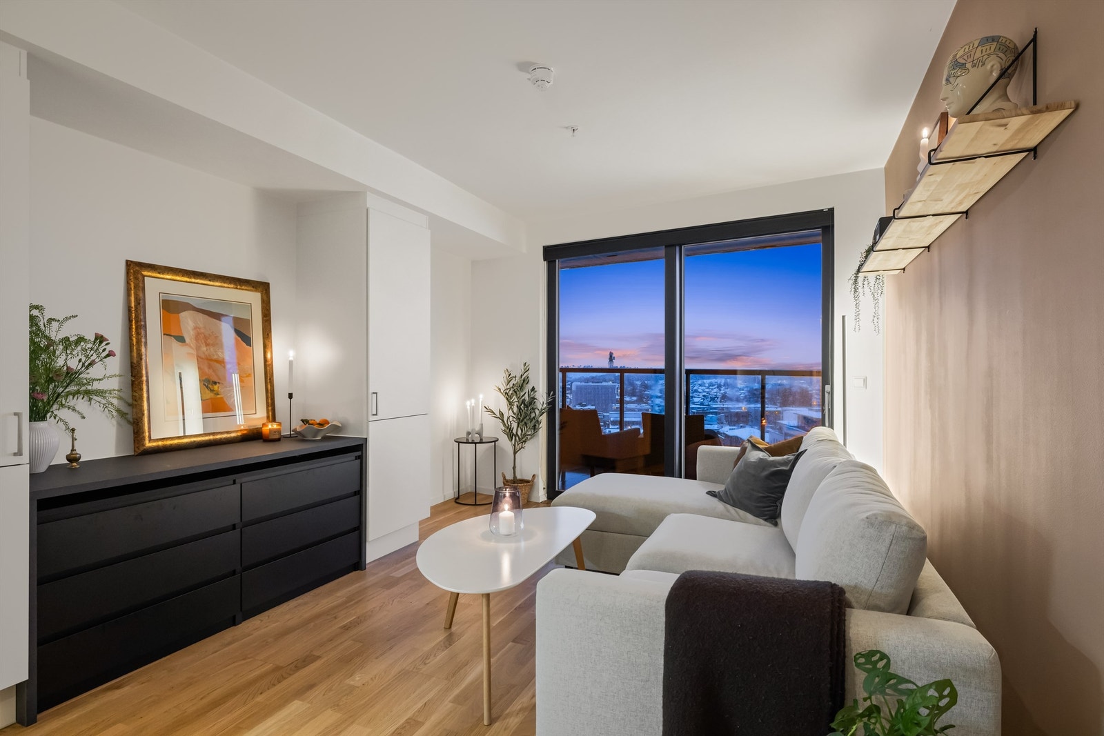 Leiligheten har en åpen og sosial planløsning med direkte utgang til balkong. Galleribilde