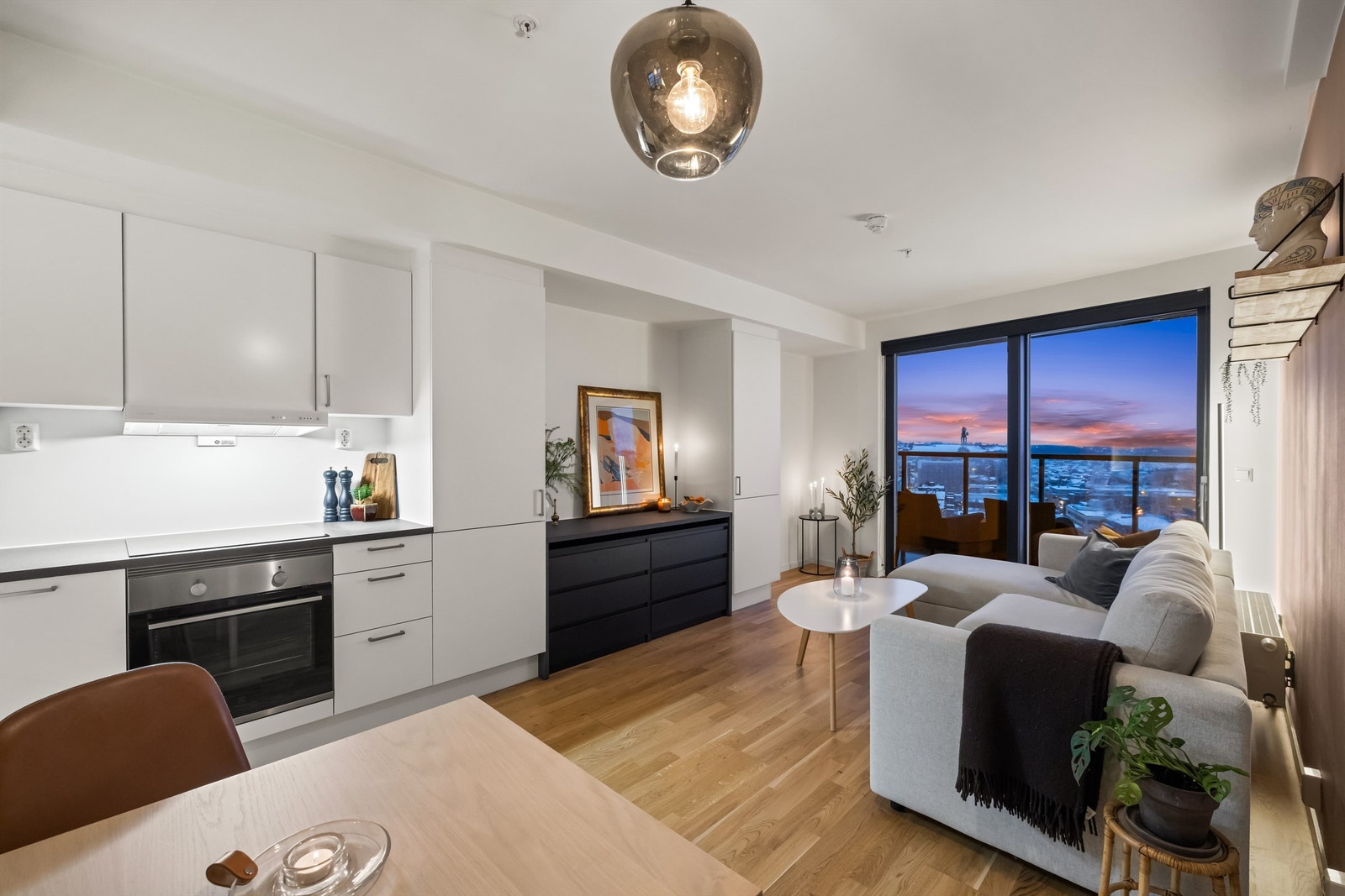 Den åpne løsningen mellom stue og kjøkken skaper en lys og luftig atmosfære. Galleribilde