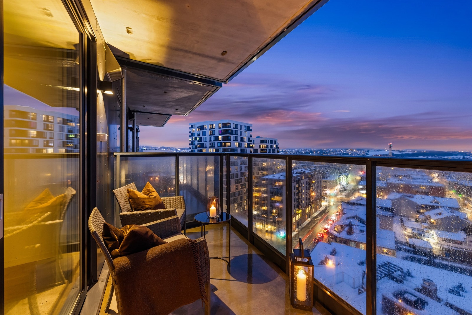 Balkongen er en fin uteplass med utsikt over byens liv. Galleribilde