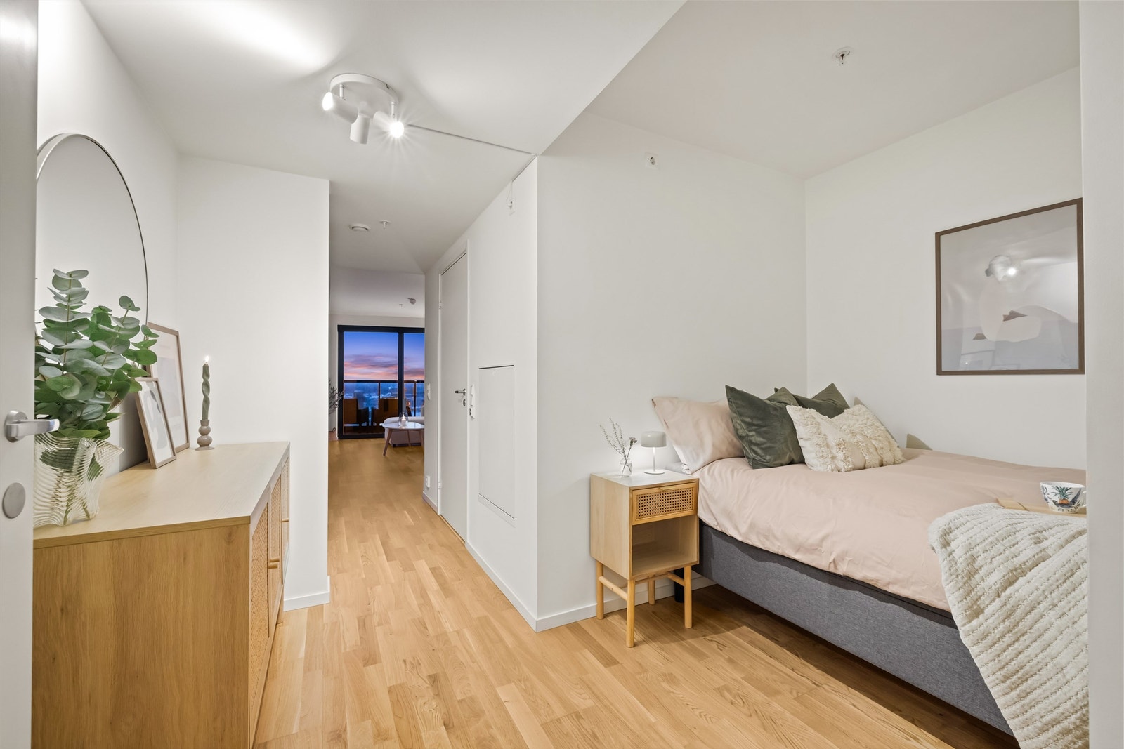 Entréen leder inn til en praktisk sovealkove, smart adskilt fra oppholdsrommet. Galleribilde