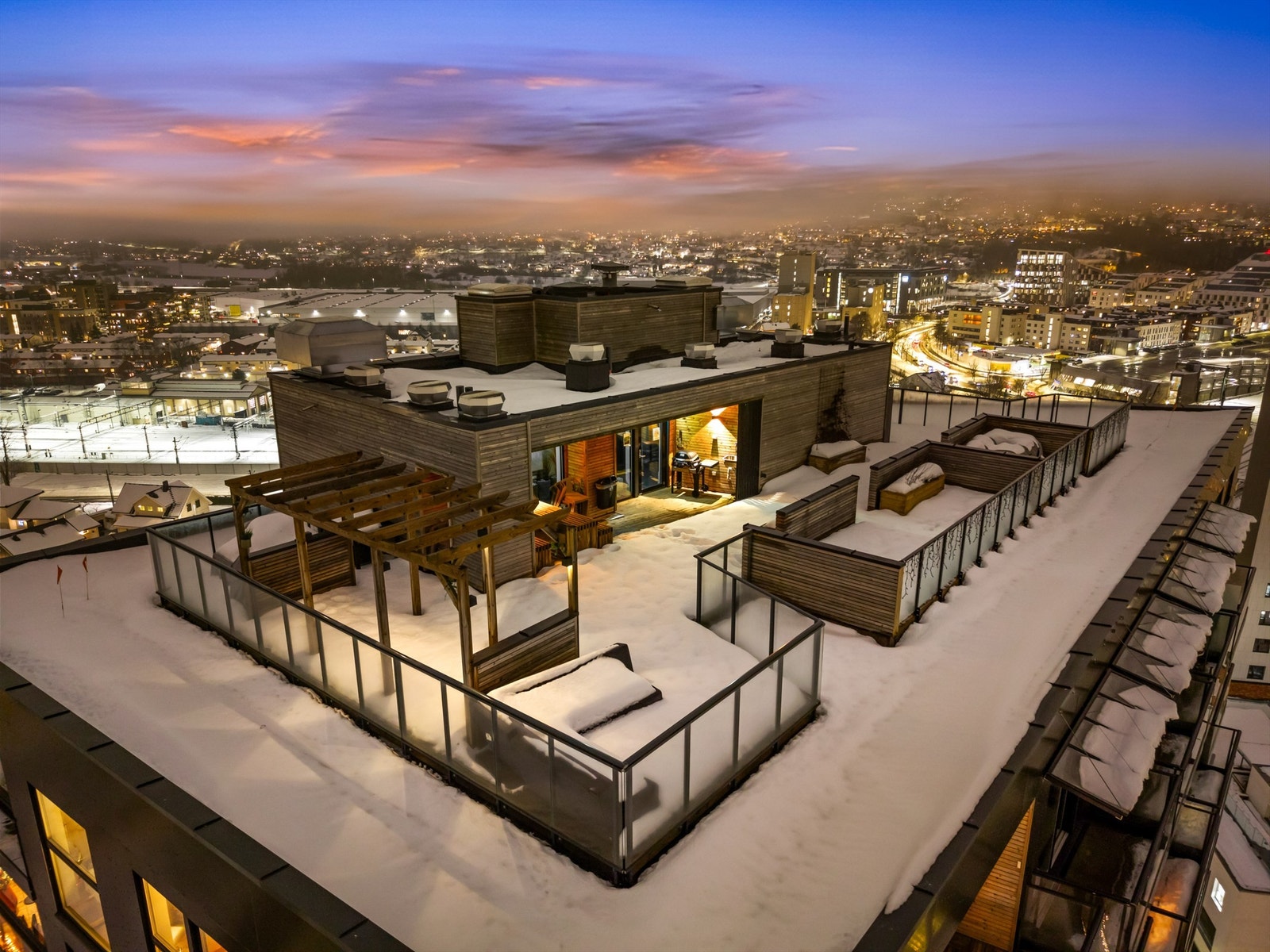 Takterrassen er utstyrt med fellesgrill og flere sittegrupper til glede for beboerne. Galleribilde