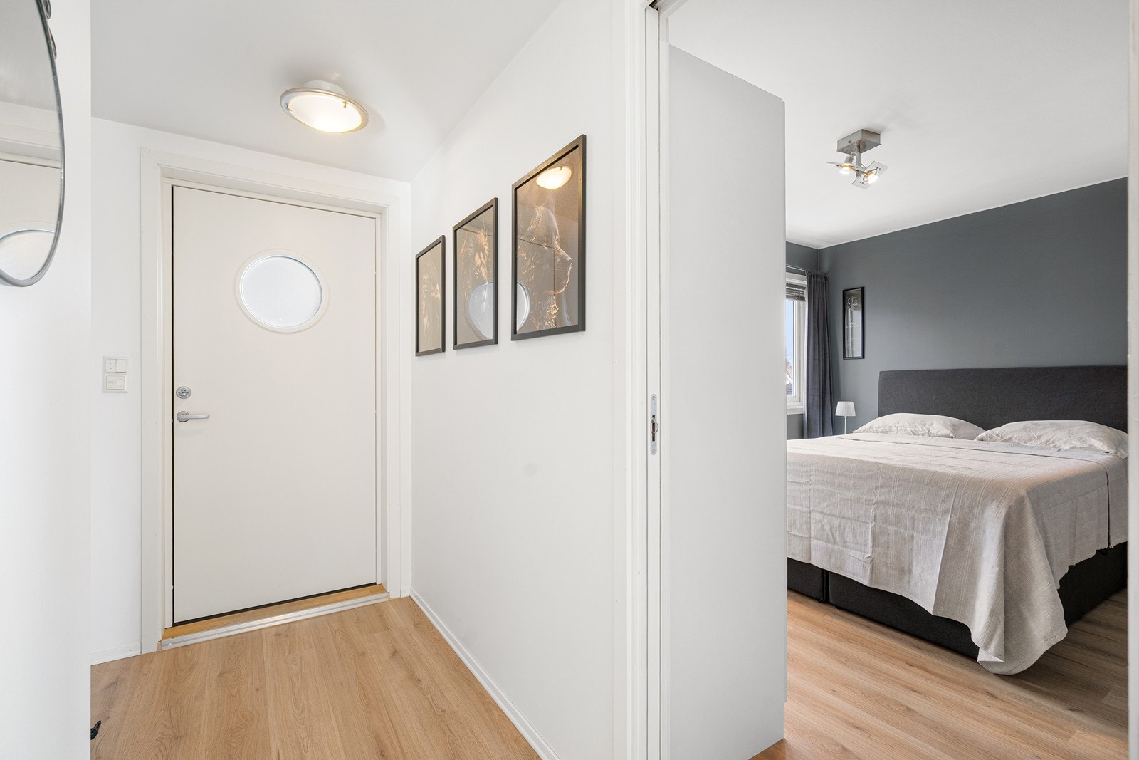 I tilknytning til entréen ligger hovedsoverommet, som er romslig og har god plass til garderobeskap. Galleribilde