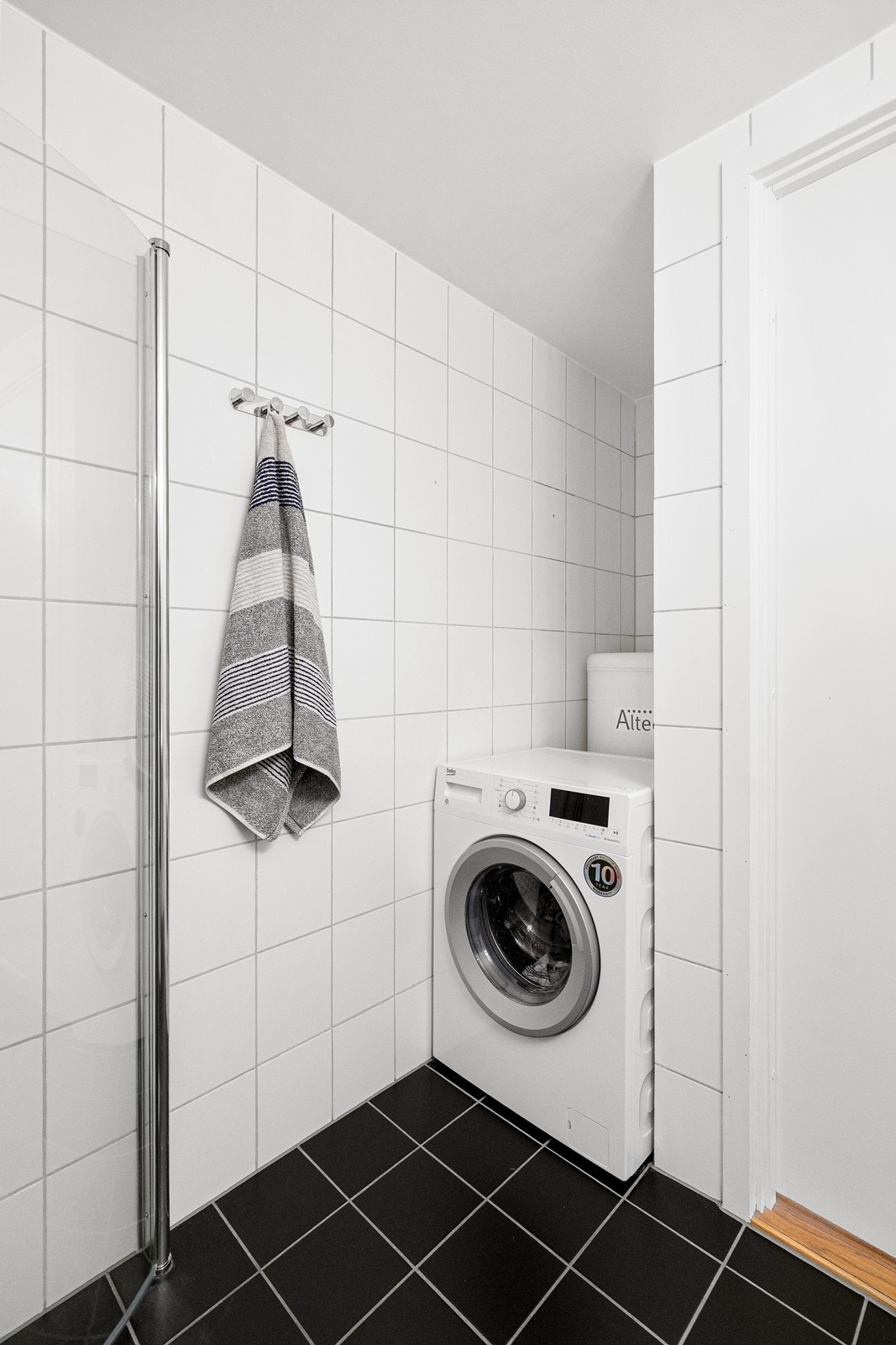 Bad/vaskerom med opplegg for vaskemaskin. Galleribilde
