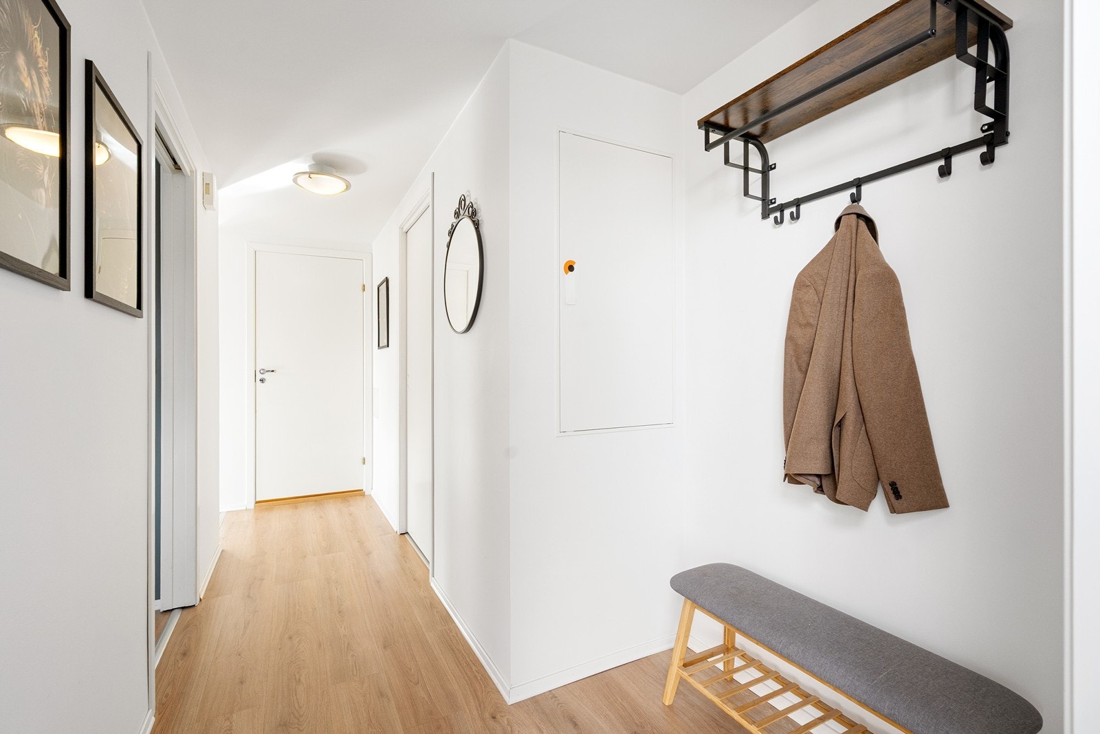 Lys og innbydende gang med god plass til å henge fra seg yttertøy. Galleribilde