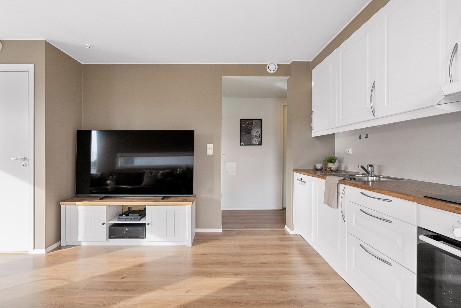 Kjøkkenet har innredning med profilerte fronter og laminatbenkeplate, og er utstyrt med kjøleskap, oppvaskmaskin, platetopp og stekeovn. Galleribilde