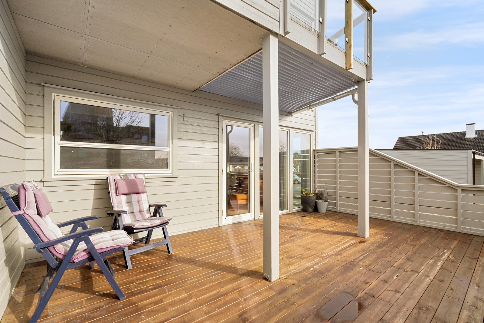 Solrik terrasse med utgang fra stuen. Galleribilde