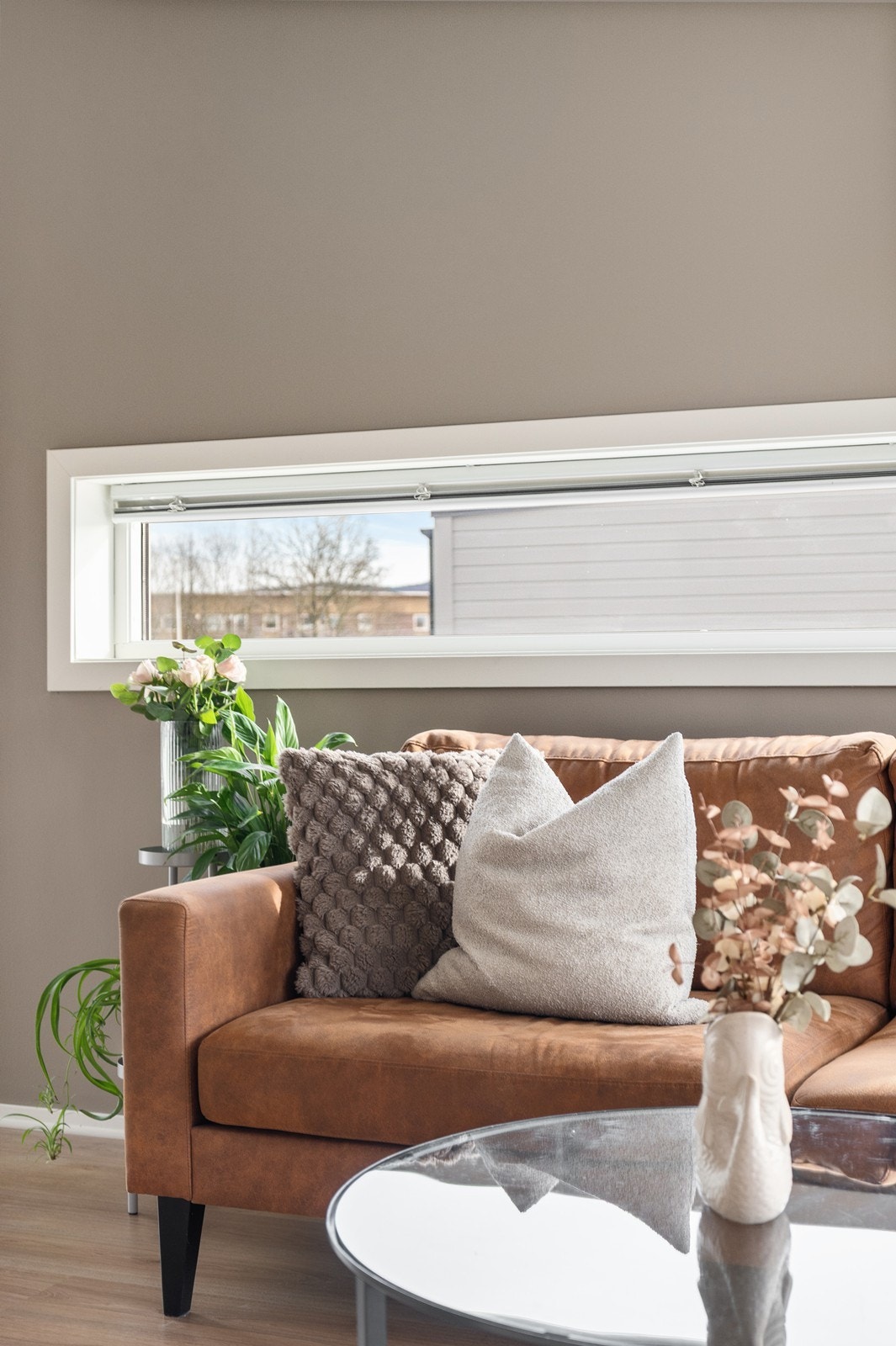 Stuen har behagelige farger som skaper en lun og trivelig atmosfære. Galleribilde