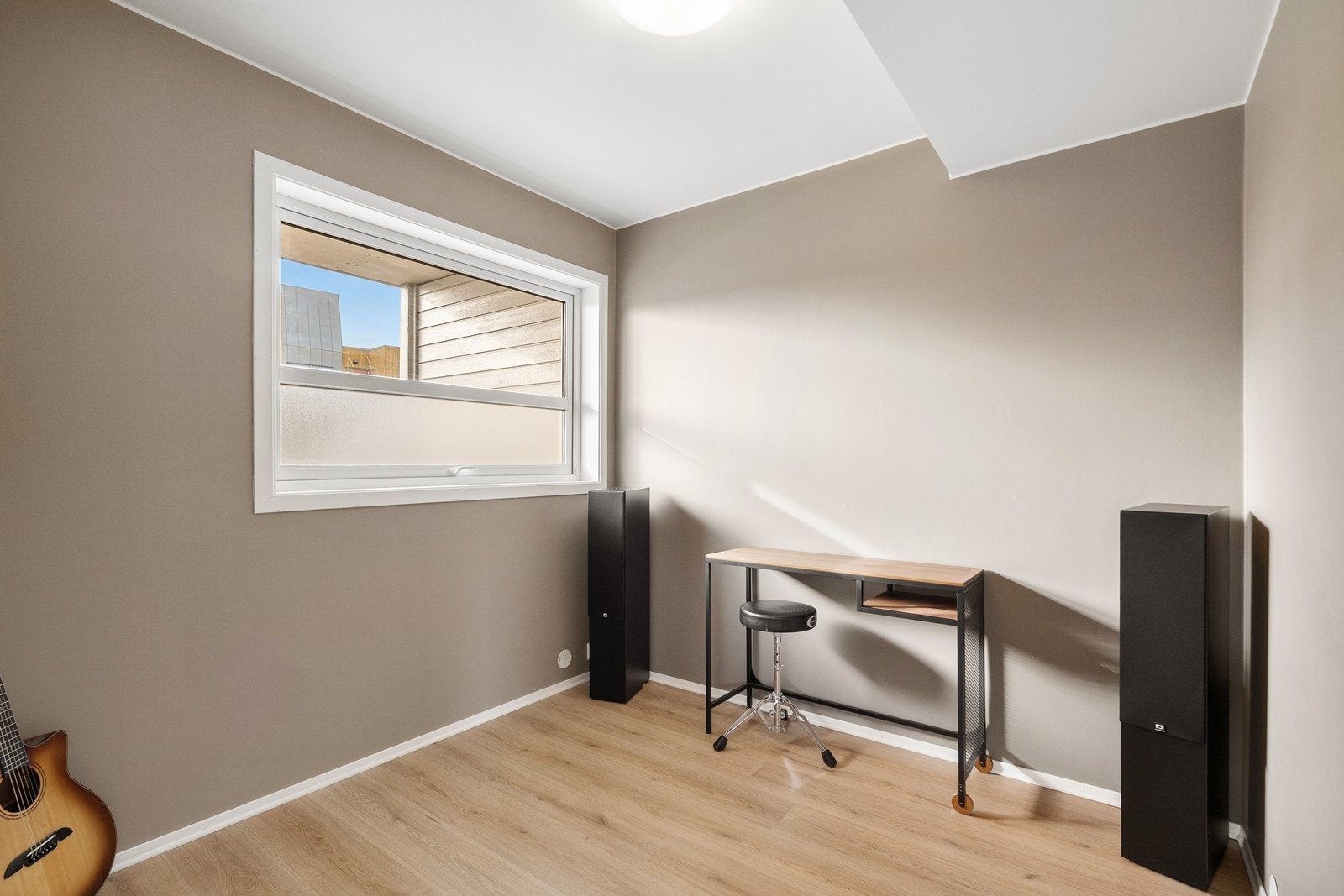 Fra stue/kjøkken er det adkomst til et soverom som kan brukes til hjemmekontor, gjesterom eller hobbyrom - et fleksibelt rom som kan tilpasses ulike behov. Galleribilde