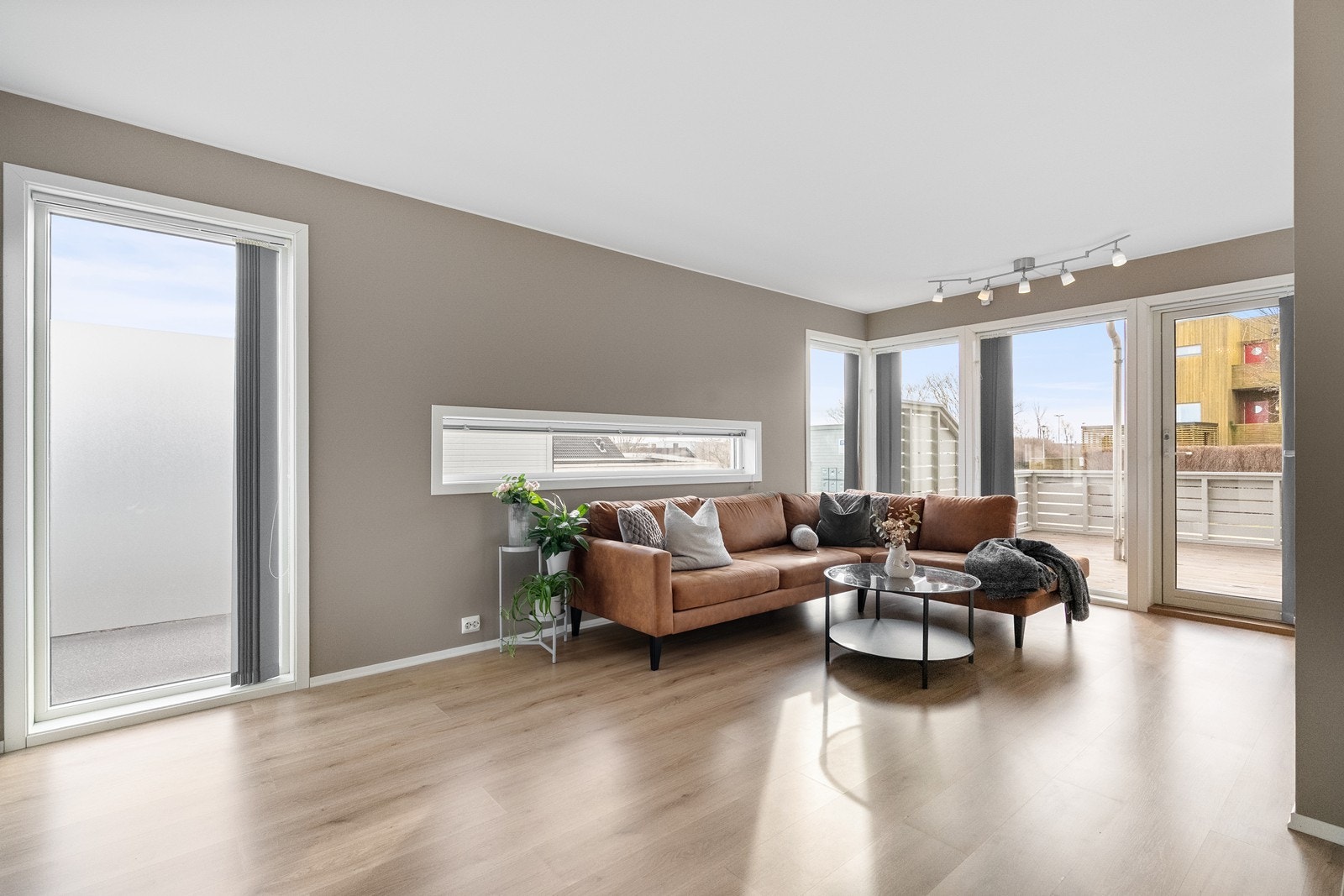 Fra stuen er det utgang til terrasse. Galleribilde