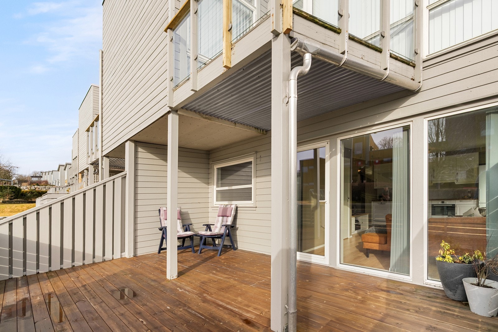 Terrassen har god plass til hagemøbler, og gir et hyggelig uterom til avslapning eller små måltider ute. Galleribilde