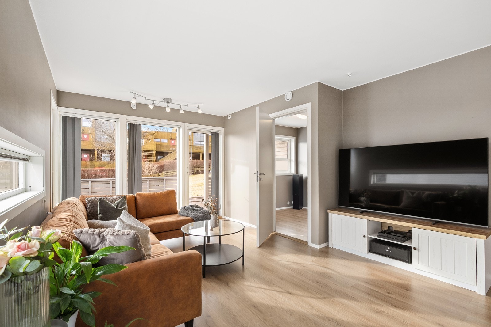 Stue og kjøkken i åpen løsning. Galleribilde