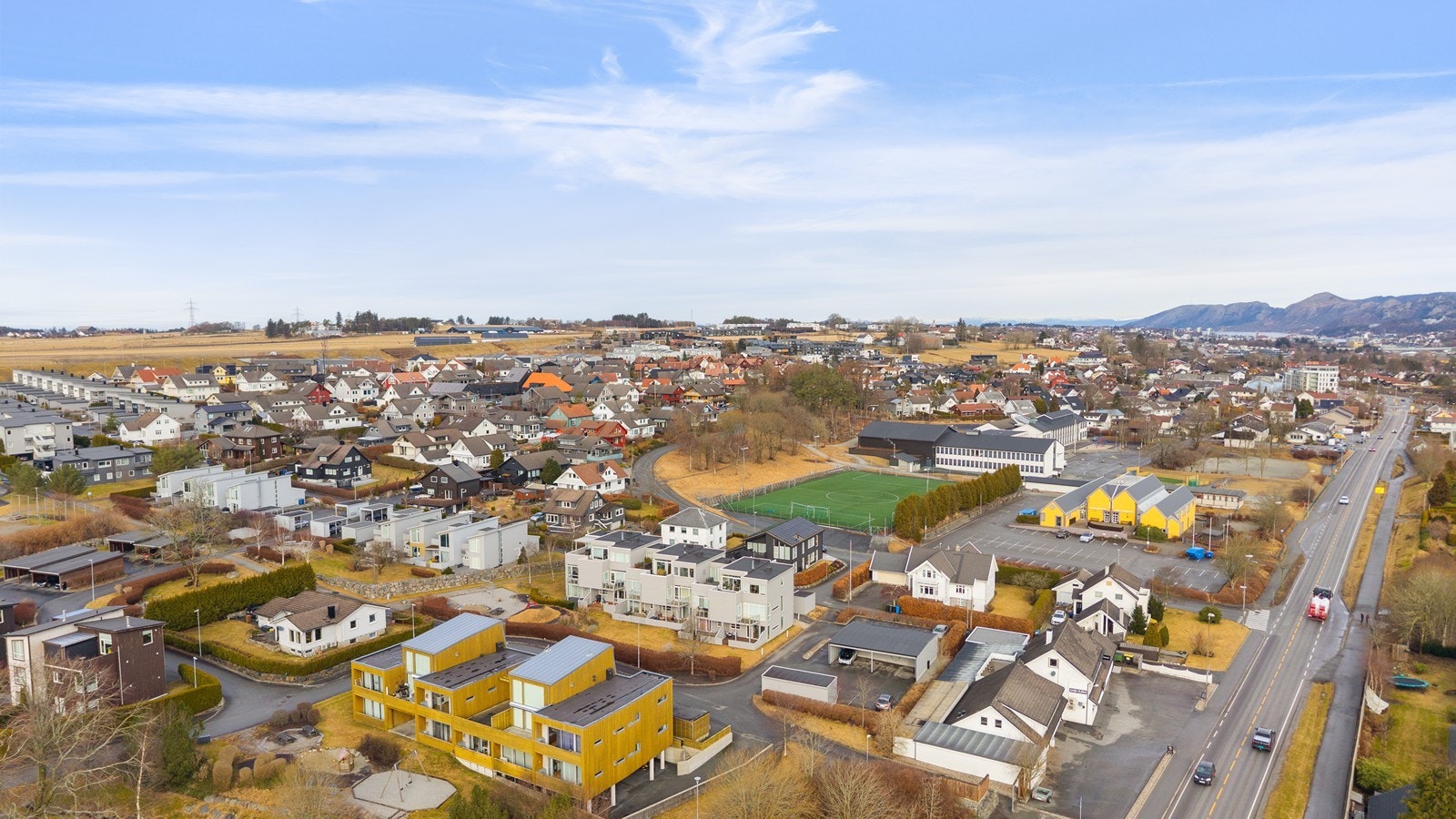 Gåavstand til bussholdeplass, togstasjon, barnehage, skole, butikker, legesenter, flotte turområder m.m Galleribilde