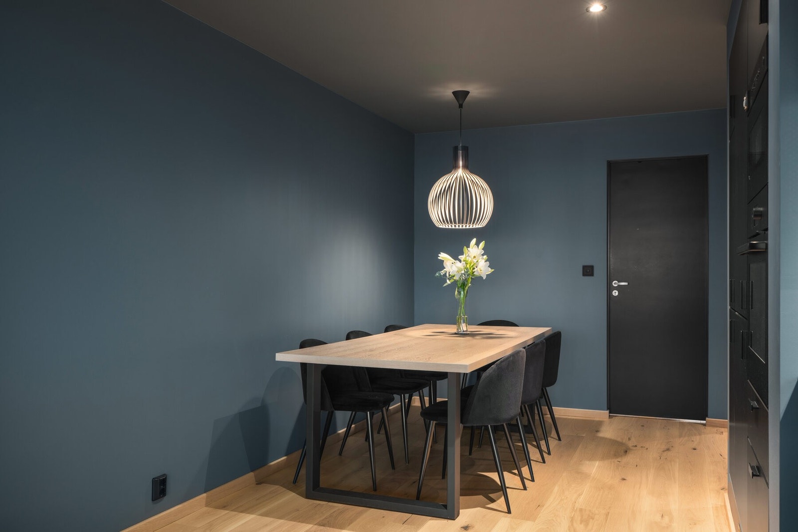 Her kan du nyte middagen i godt selskap. Galleribilde