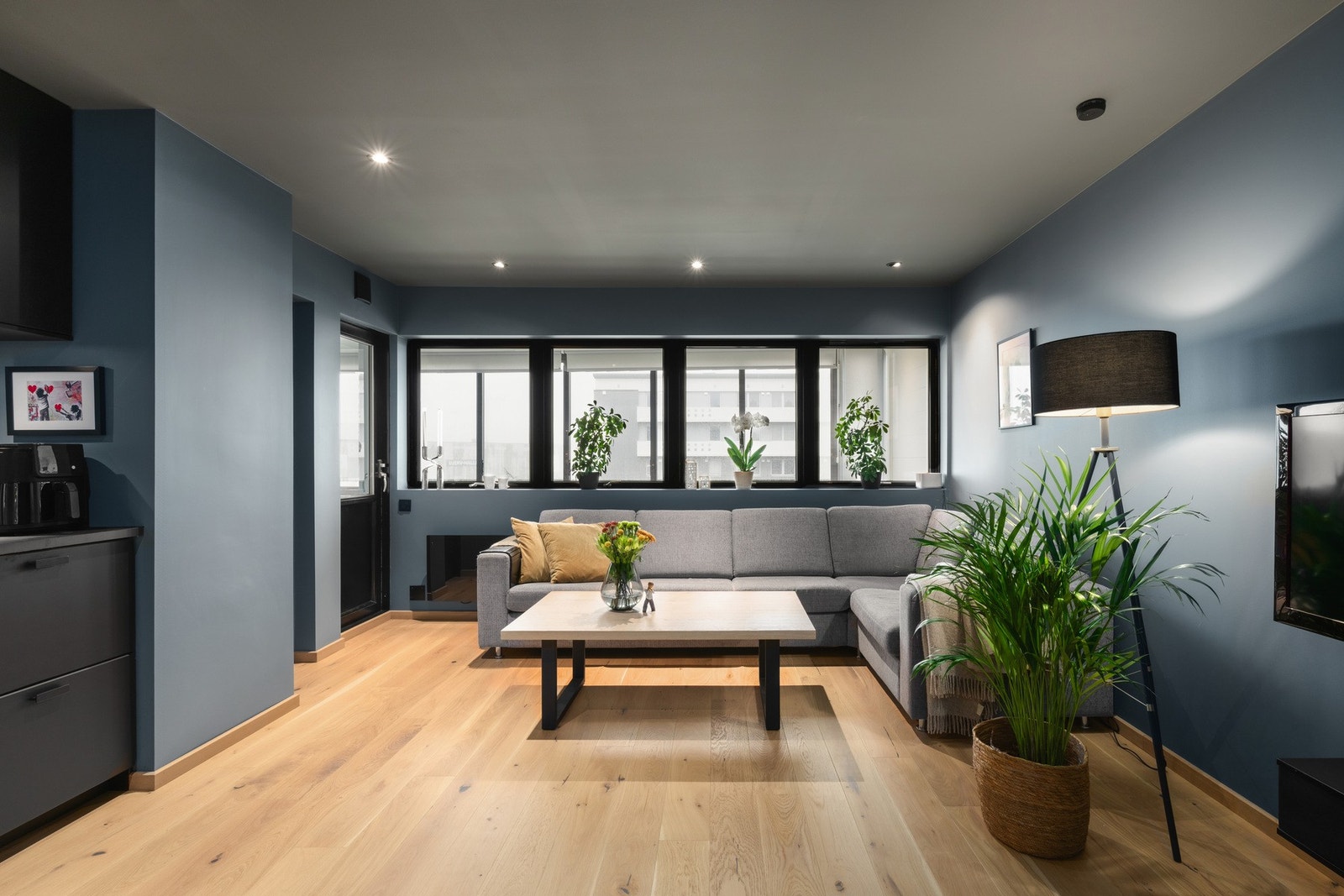 Boligen har en lys stue med store vindusflater som slipper inn rikelig med lys. Galleribilde