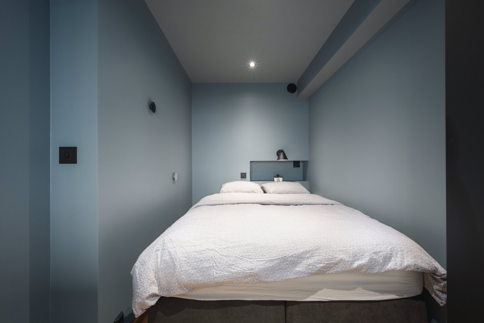 Soverom 2: Her er det god plass til seng og møbler. Innfelt nattbordhylle med stikkkontakt. Galleribilde