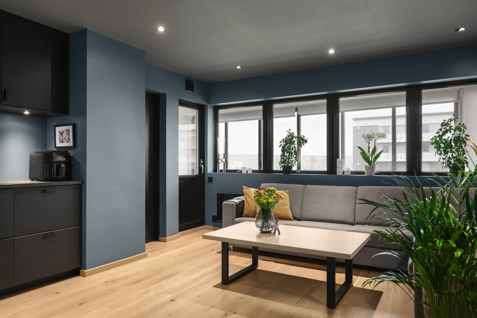 Fra den åpne stue/kjøkkenet finner du utgang til en vestvendt og fin innglasset balkong. Galleribilde