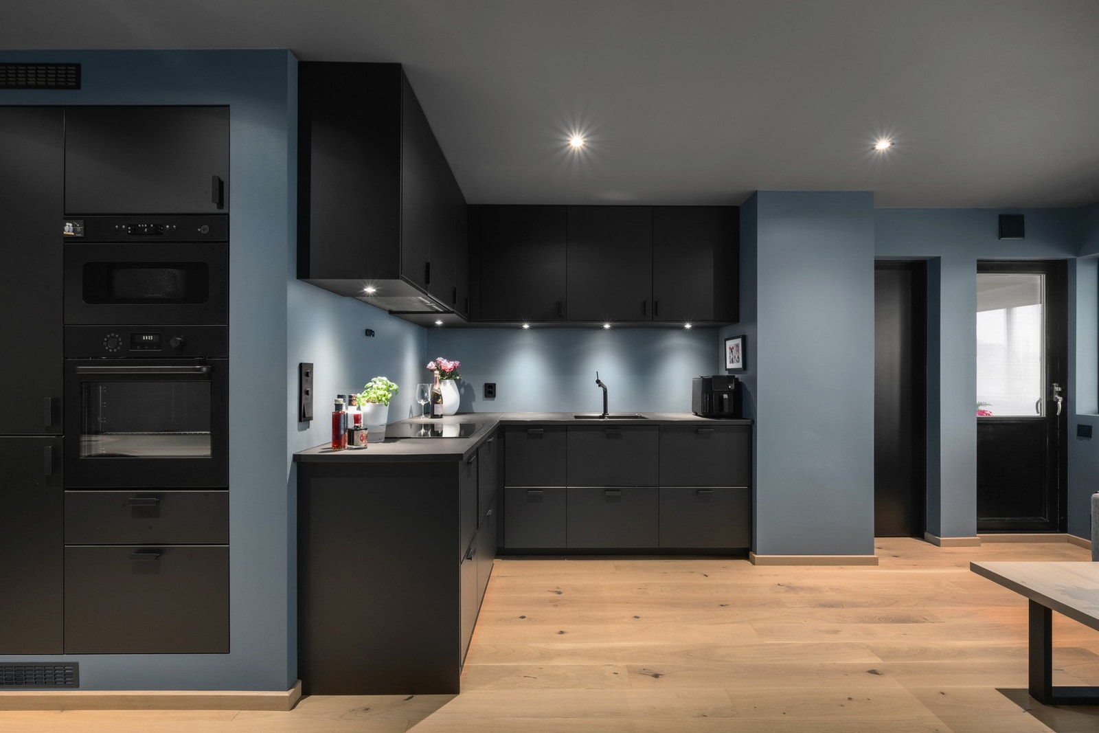 Meget flott leilighet med høy standard. Pent malte flater, spotter i tak og 1-stavs parkett. Galleribilde