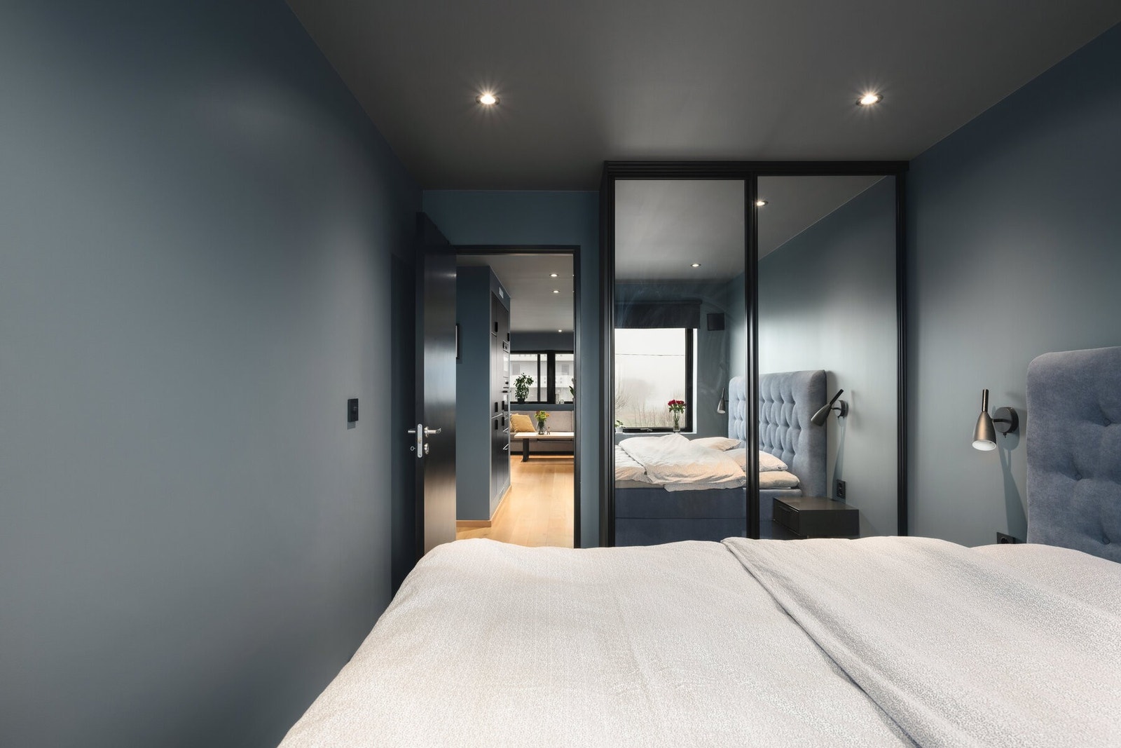 Soverom 1: Vegghengt nattbord med skuff, stikkkontakt og vegghengt lampe. Galleribilde