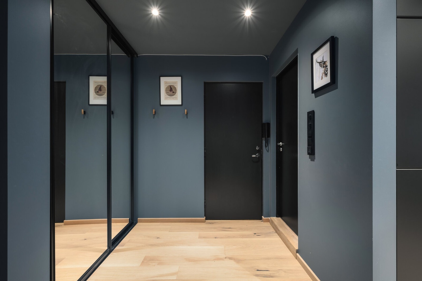 I gangen finner du en skyvedørsgarderobe med god plass til å sette fra seg sko og yttertøy. Galleribilde