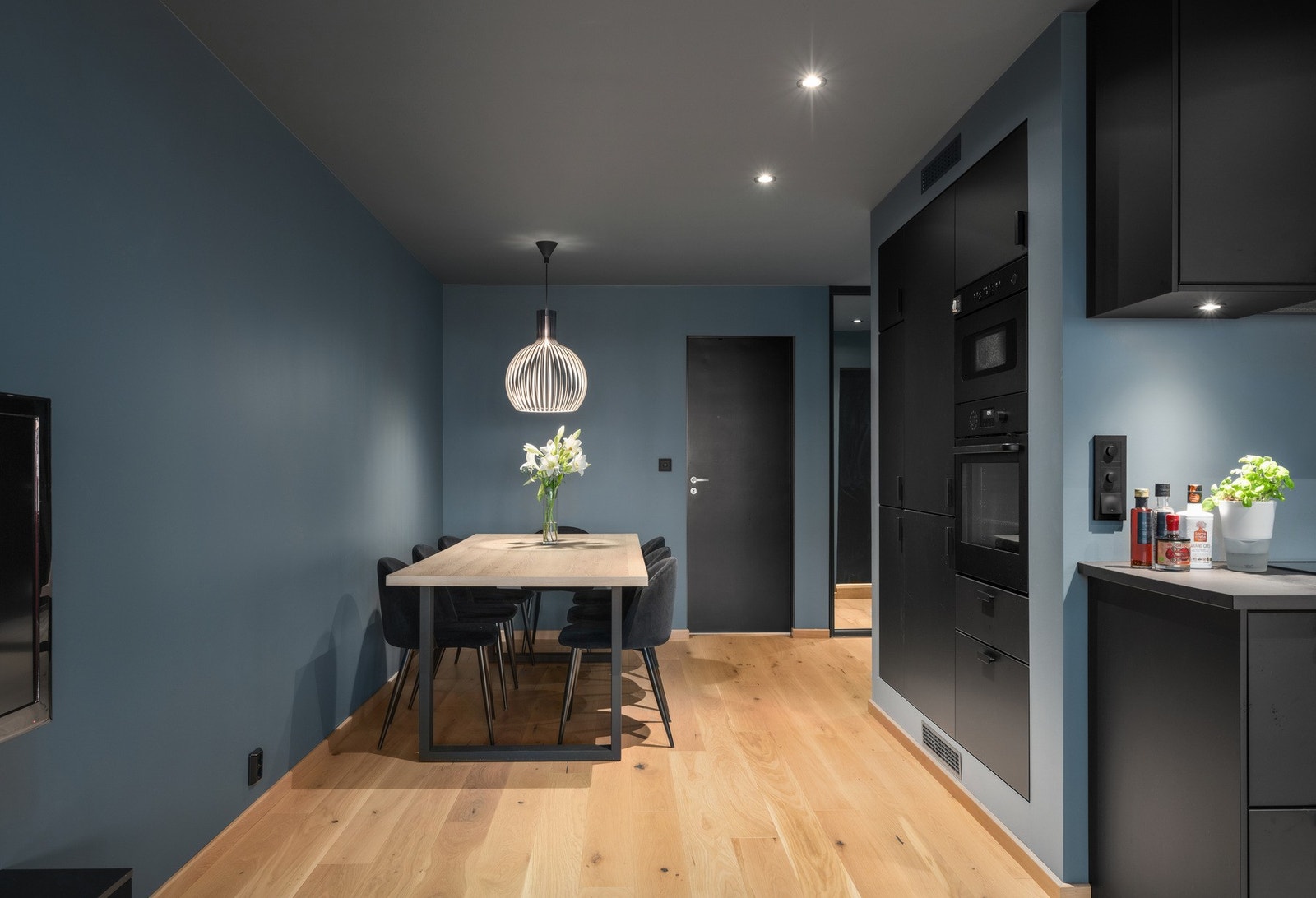 Den åpne kjøkkenløsningen gjør det sosialt å lage mat. Galleribilde