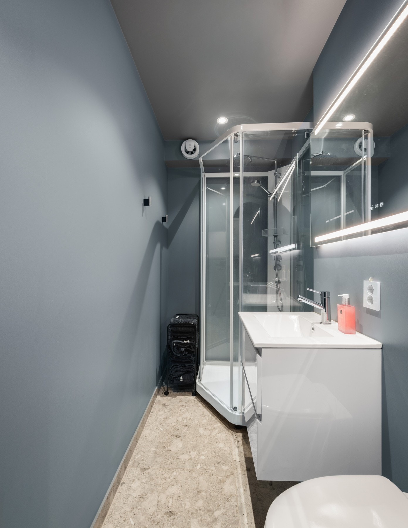 Lekkert bad/vaskerom med varme i gulv. Gulvfliser i ypperste design og kvalitet. Galleribilde