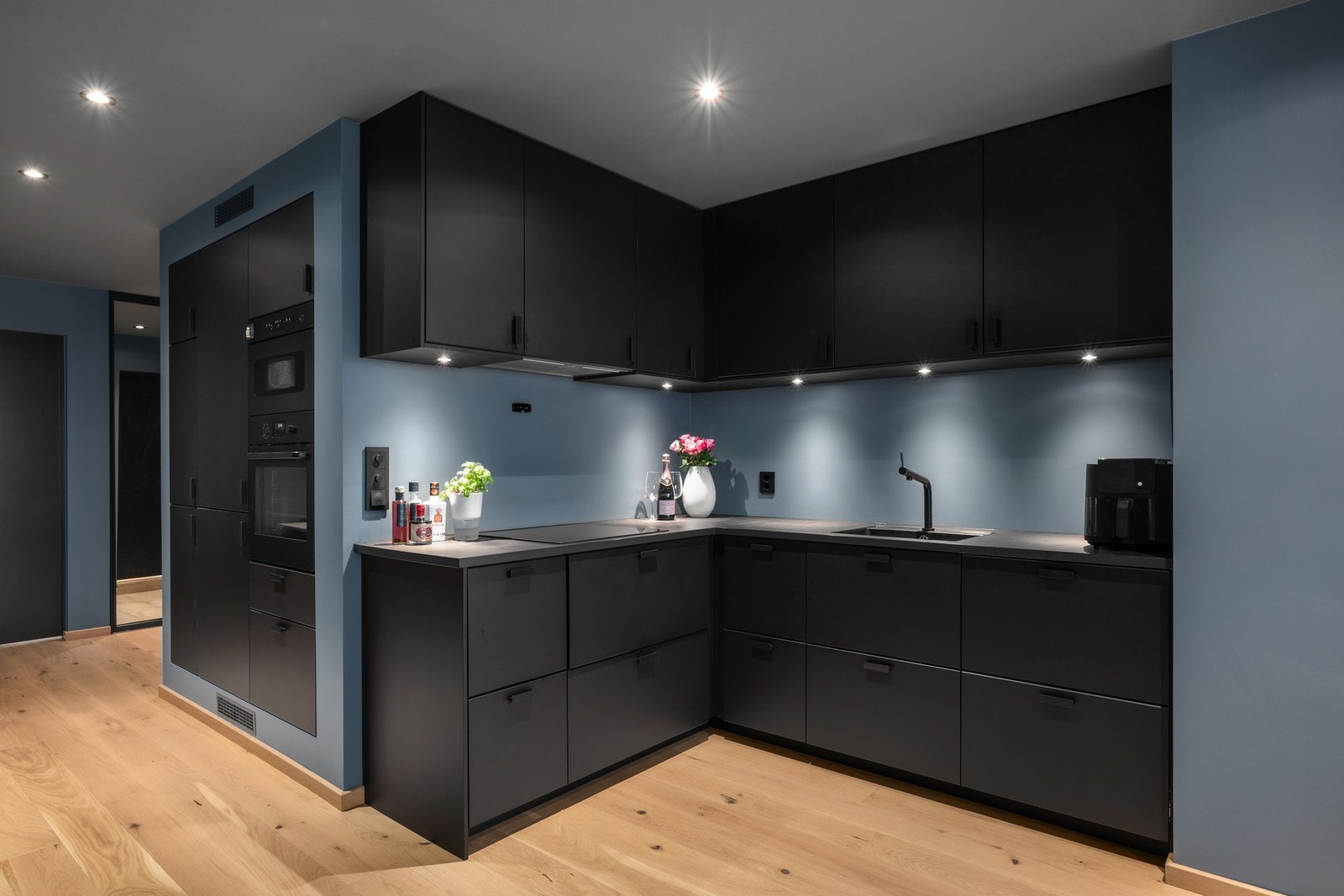 Kjøkkenet har rikelig med skap- og benkeplass. Her er det gøy å lage mat! Galleribilde