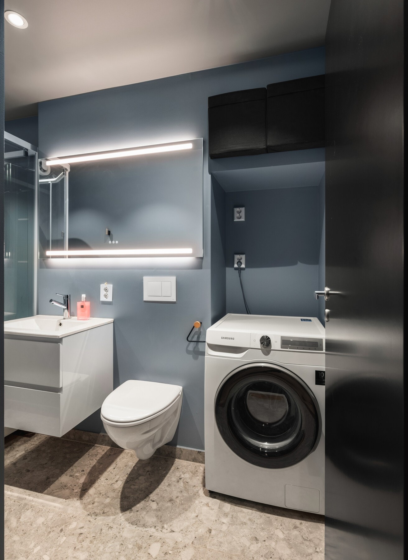 På badet finner du opplegg for vaskerom og tørketrommel i innfelt vegg. Galleribilde