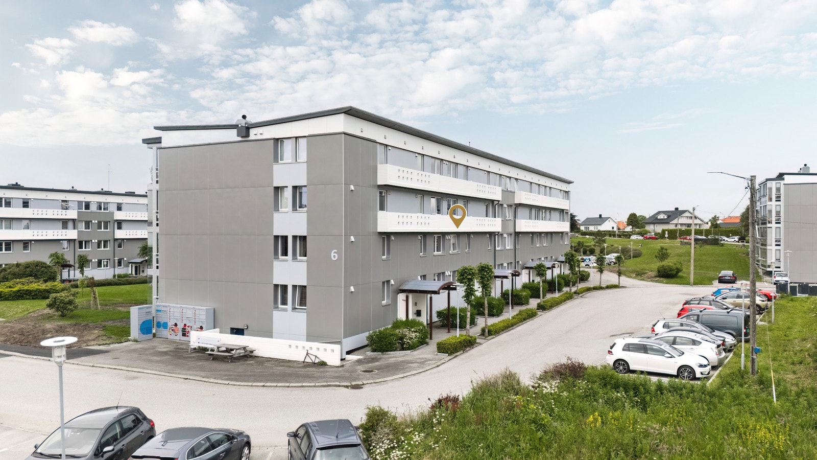 Utenfor leiligheten finner du flere parkeringsplasser. Galleribilde