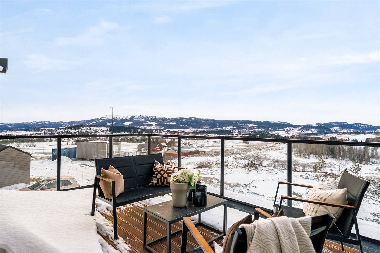 Verandaen er en naturlig forlengelse av boligen på godværsdagene. Royal impregnerte terrassebord og glassrekkverk - i boligen er det lagt vekt på kvalitet i leveranse og materialer. Galleribilde